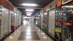 義烏國(guó)際商貿(mào)城,小商品流通大舞臺(tái),在這里有七萬多個(gè)店鋪,每個(gè)店鋪后面都是一家工廠,這里就是創(chuàng)業(yè)者向往的地方